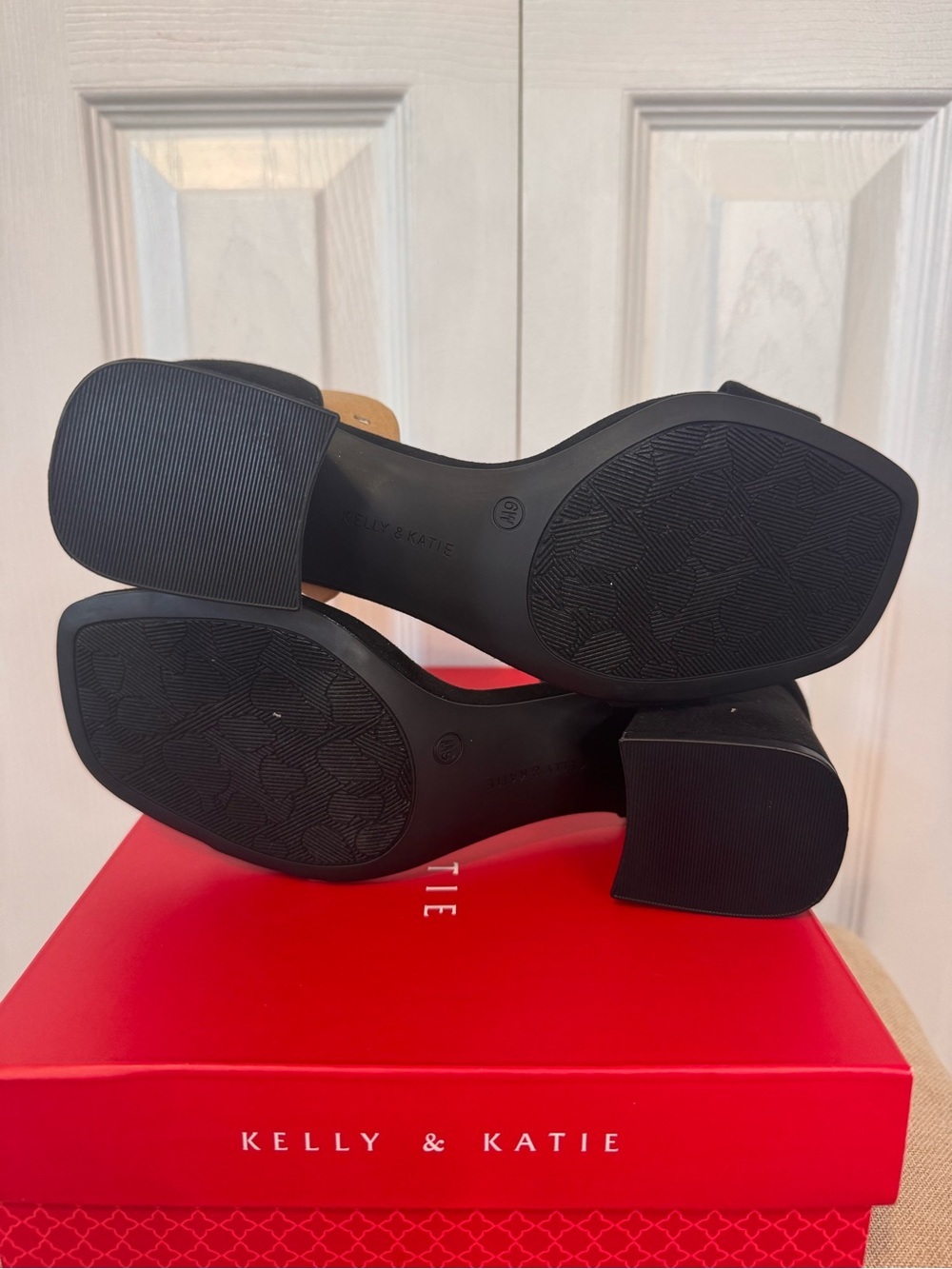 Kelly & Katie Women’s Black Ankle-Strap Block Heel Microsuede Sandals Size 6W - Picture 8 of 8